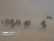 حرکت زائران حسینی به سمت مرز شلمچه در میان گرد و خاک شدید